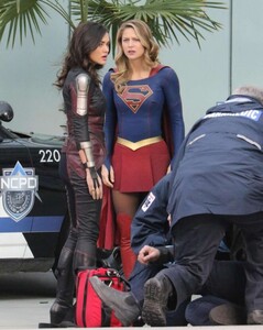 Melissa-Benoist-and-Amy-Jackson_-Filming-Supergirl--22-662x828.jpg