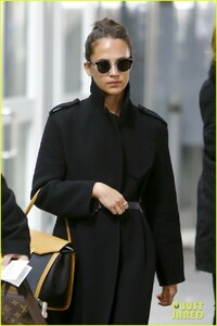 alicia-vikander-nyc-march-2019-02.thumb.jpg.c07446f0a03ea109b317887fd79a3948.jpg
