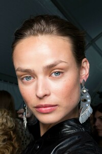 backstage-defile-isabel-marant-automne-hiver-2019-2020-paris-coulisses-49.thumb.jpg.c89d76b6b8ba3bf06a99f0b192b1b62b.jpg