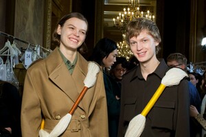 backstage-defile-stella-mccartney-automne-hiver-2019-2020-paris-coulisses-62.thumb.jpg.6abb76d4449683ac2858b48483203225.jpg