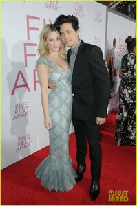 cole-sprouse-lili-reinhart-five-feet-apart-premiere-01.thumb.jpg.3dc3050622b00c20e9837051adf4bf8a.jpg