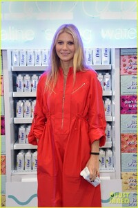 gwyneth-paltrow-tries-out-flow-alkaline-spring-water-experience-at-expowest-01.jpg