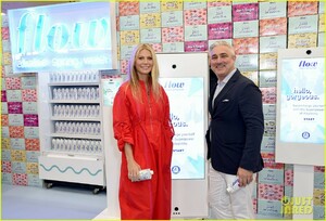 gwyneth-paltrow-tries-out-flow-alkaline-spring-water-experience-at-expowest-02.jpg