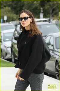 jennifer-garner-church-pacific-palisades-march-2019-01.jpg