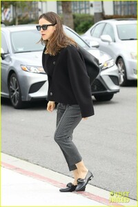 jennifer-garner-church-pacific-palisades-march-2019-04.jpg