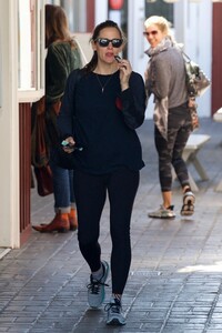 jennifer-garner-out-for-lunch-in-brentwood-03-14-2019-0.jpg