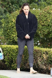 jennifer-garner-out-in-la-02-27-2019-1.jpg