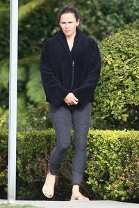 jennifer-garner-out-in-la-02-27-2019-3.jpg