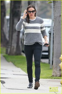 jennifer-garner-runs-errands-05.jpg
