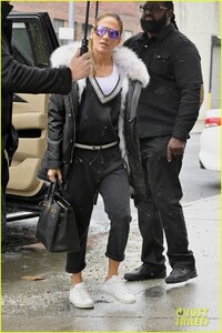 jennifer-lopez-heads-to-a-studio-in-nyc-03.jpg