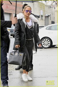 jennifer-lopez-heads-to-a-studio-in-nyc-05.jpg