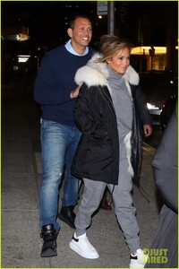 jennifer-lopez-hits-the-town-for-date-night-with-alex-rodriguez-03.jpg
