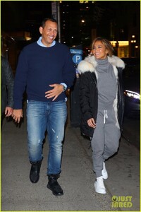jennifer-lopez-hits-the-town-for-date-night-with-alex-rodriguez-05.jpg