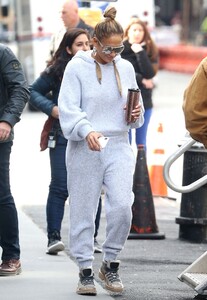 jennifer-lopez-on-the-set-of-hustlers-03-28-2019-6.jpg