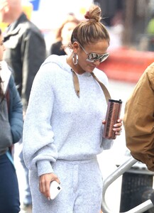 jennifer-lopez-on-the-set-of-hustlers-03-28-2019-7.jpg