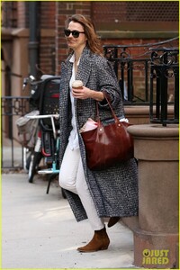 keri-russell-is-all-smiles-stepping-out-on-her-birthday-03.jpg