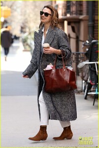 keri-russell-is-all-smiles-stepping-out-on-her-birthday-05.jpg