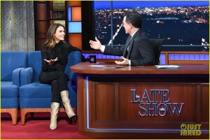 keri-russell-late-show-stephen-colbert-01.thumb.jpg.992105a314479c45fbddc428272390d7.jpg