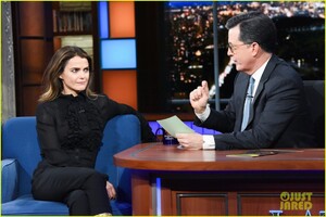 keri-russell-late-show-stephen-colbert-02.thumb.jpg.e2a297256164e8341fa5fafa75ee84a8.jpg