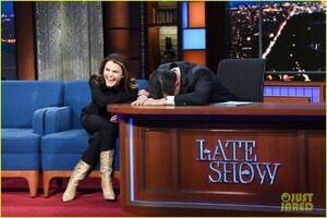 keri-russell-late-show-stephen-colbert-03.thumb.jpg.30eb3e244d619dd65d6d750b63378f9d.jpg