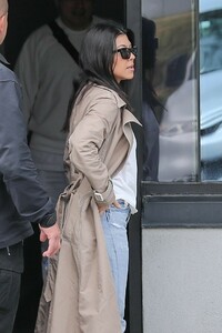kourtney-kardashian-out-in-calabasas-03-03-2019-7.jpg