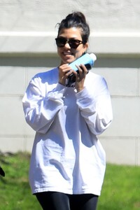 kourtney-kardashian-out-in-west-hollywood-03-14-2019-3.jpg