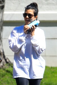 kourtney-kardashian-out-in-west-hollywood-03-14-2019-6.jpg
