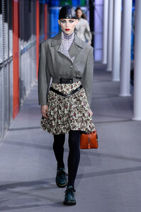 louis_vuitton_rtw_fall_2019_paris_fashion_week_pfw_028(1).thumb.jpg.6c59a55cfb8a2b9b2ad0b985aad19d72.jpg