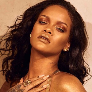 rihanna-fenty-beauty-body-lava-2019-2.thumb.jpg.aee372e410c108baf1cb32543125c21b.jpg