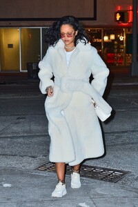 rihanna-night-out-style-02-01-2019-2.jpg