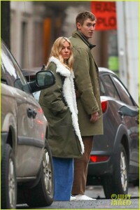 sienna-miller-boyfriend-lucas-zwirner-catch-a-sunday-show-05.jpg