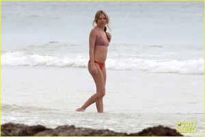 sienna-miller-hits-the-beach-in-bikini-02.thumb.jpg.d8d7020a68ce0ce70f69be2c548bf6bd.jpg