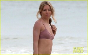 sienna-miller-hits-the-beach-in-bikini-03.thumb.jpg.b586e75f4db948d8b93129f405306dee.jpg