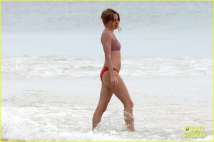 sienna-miller-hits-the-beach-in-bikini-04.thumb.jpg.28ef27c9f63f16722bd4376cf94b3e1a.jpg