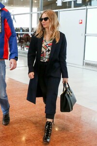 sienna-miller-travel-style-03-04-2019-6.jpg
