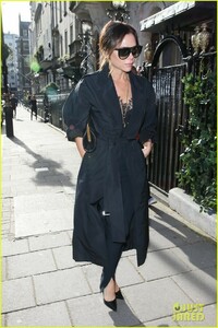 victoria-beckham-celebrates-international-womens-day-with-her-mothers-12.jpg