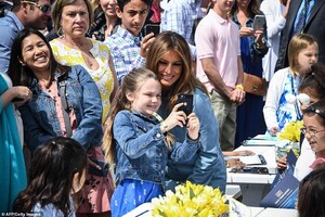 12578950-6947099-The_first_lady_poses_for_a_selfie-a-73_1555955035434.jpg
