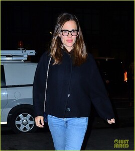 1394260680_jennifer-garner-nyc-april-2019-01(1).thumb.jpg.73a6950634b83116de54298a13b88372.jpg