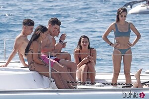 14133810_132680_aitana-ocana-junto-amigos-disfrutan-dia-ibiza.jpg
