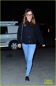 1566654539_jennifer-garner-nyc-april-2019-03(1).thumb.jpg.9a77d2927f2b694dacc7a3c3079cc934.jpg