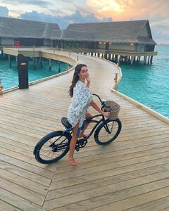 nabilla - BtvUjh9FtZb.jpg