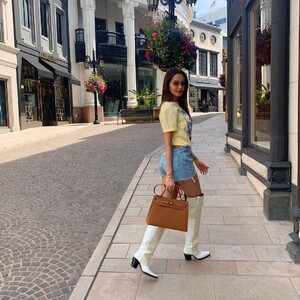 nabilla - BwAdwdhg4XN.jpg