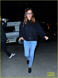 871638804_jennifer-garner-nyc-april-2019-04(1).thumb.jpg.ba0878f630d0b6a0c3be684b5c66a715.jpg