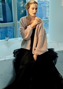 Carolyn-Murphy-NakedCashmere-Spring-2019-Campaign05.thumb.jpg.622842412015f8e5de9fa7f10b0851f6.jpg