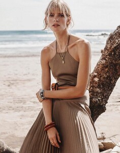 Julia-Stegner-by-Benny-Horne-for-Porter-Magazine-Spring-2019-3-806x1024.thumb.jpg.28c4dc181b201c82510e2aa94d15d679.jpg