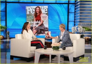jennifer-garner-addresses-pregnancy-reports-on-ellen-im-47-weve-wrapped-it-up-01.jpg