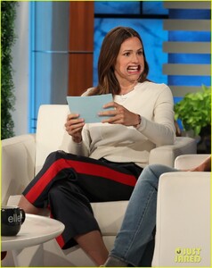 jennifer-garner-addresses-pregnancy-reports-on-ellen-im-47-weve-wrapped-it-up-05.JPG
