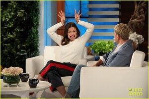 jennifer-garner-addresses-pregnancy-reports-on-ellen-im-47-weve-wrapped-it-up-06.jpg