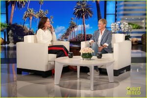 jennifer-garner-addresses-pregnancy-reports-on-ellen-im-47-weve-wrapped-it-up-08.jpg