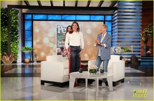 jennifer-garner-addresses-pregnancy-reports-on-ellen-im-47-weve-wrapped-it-up-10.jpg
